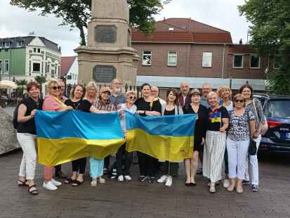 Mahnwache gegen den Krieg in der Ukraine: Ukrainische Frauen und Organisatoren in Leer.