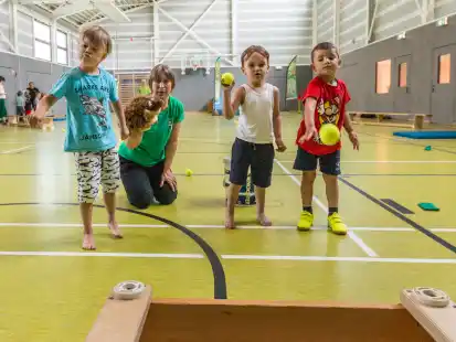 Schauspielerisches Talent war beim Minisportabzeichen auch gefragt: Die Helferinnen des TuS Glarum hauchten dem Hasen Hoppel und Igel B&uuml;rste Leben ein.