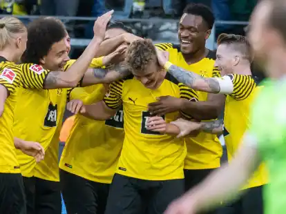 Abwehrspieler Tom Rothe (M.) wechselt vom BVB nach Kiel.