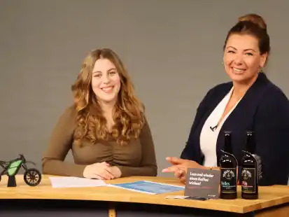 Moderatorin Malvine Holland (links) und Studiogast Christiane Guhl von der Wirtschaftsf&ouml;rderung Wilhelmshaven beim Dreh des TV-Magazins &bdquo;Havenkante&ldquo;.