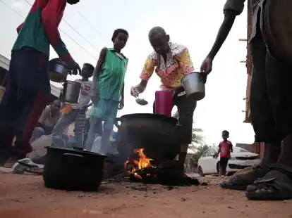 Menschen bereiten in einem Viertel von Khartum Essen zu. Im Sudan soll eine Waffenpause gelten.