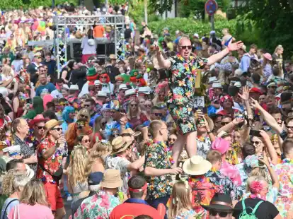 Beim Sommerfasching in Ganderkesee wollen wieder Tausende sich und das Leben feiern: Doch &uuml;ber den Steinacker, so wie 2022 als dieses Bild entstand, wird der Umzug diesmal nicht langf&uuml;hren. Die Strecke ist ge&auml;ndert worden.