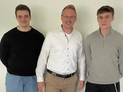 Der Sportliche Leiter des TV Cloppenburg, Maik Niehaus (Mitte), begrüßte Marcel Baraniak (rechts) und Gijs De Laater.