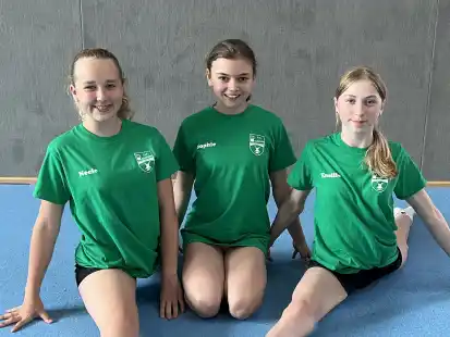 Übernehmen als junge Sportassistentinnen wichtige Aufgaben: (von links) Neele Klähn, Sophie Movschev und Emilie Müller vom TuS Glarum