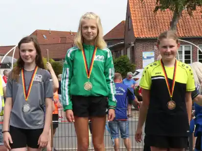 Zwei Werferinnen aus der Wesermarsch zählten in der D-Jugend zu den Besten mit der Gummikugel: Lilly Freese aus Schweewarden (links) und Lara Carstens aus Moorriem (rechts). Es gewann Hannah-Sophie Schoolmann aus Südarle.