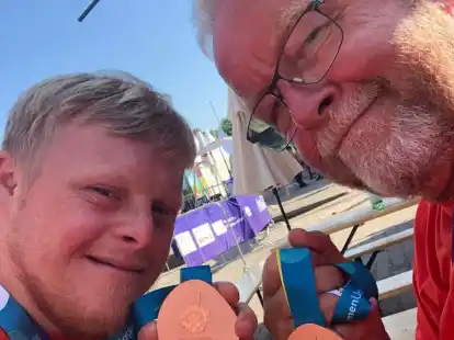 Phil-Mattis und Hans-Jürgen  Leiß (v.l.) sicherten sich bei den Special Olympics in Berlin Bronzemedaillen.