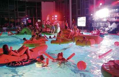 Ausgelassene Stimmung: eine Disco-Pool-Party im Freizeitbad „Nautimo“. Foto: Archiv/WZ