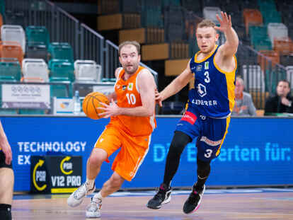 Taktgeber bei Rasta Vechta II: Kevin Smit (links) geht an Viktor Ziring von den Baskets Schwelm vorbei.