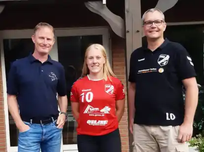 Neu im Trikot der HSG Hude/Falkenburg: Jasmin Jarocki wird vom HSG-Vorsitzenden Lars Osterloh (rechts) und Sponsor Peter Abel begrüßt.