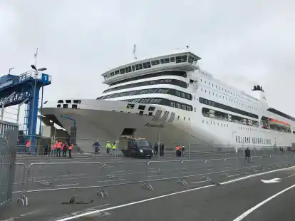 Seit Anfang Juni von Emden aus im Liniendienst nach Norwegen: die &bdquo;Romantika&ldquo; am Terminal im Au&szlig;enhafen.