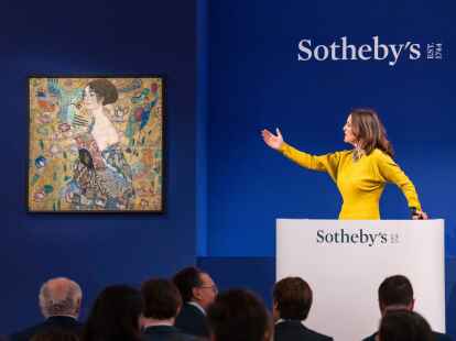 Das Klimt-Gem&auml;lde &laquo;Dame mit F&auml;cher&raquo;, ist bei Sotheby's in London f&uuml;r 85,3 Millionen Pfund (99,2 Millionen Euro) versteigert worden.