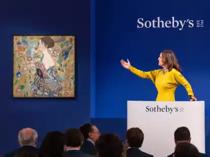 Das Klimt-Gem&auml;lde &laquo;Dame mit F&auml;cher&raquo;, ist bei Sotheby's in London f&uuml;r 85,3 Millionen Pfund (99,2 Millionen Euro) versteigert worden.