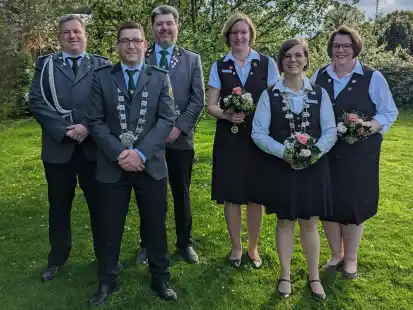 Freuen sich auf das Sch&uuml;tzenfest an diesem Wochenende: Adjutant Timo Rector, K&ouml;nig Nils Behnke, Adjutant Hartmut Ge&szlig;ner, Adjutantin Nina Stru&szlig;, K&ouml;nigin Sarah Bl&auml;ser und Adjutantin Irene Siefken