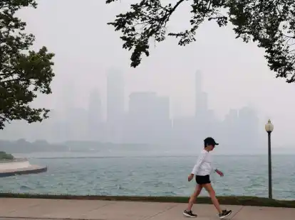 Die Skyline von Chicago ist in Dunst geh&uuml;llt. Waldbr&auml;nde in Kanada zusammen mit h&ouml;heren Ozonwerten sorgen weiterhin f&uuml;r schlechte Sichtverh&auml;ltnisse und Luftqualit&auml;tswarnungen in der Region.