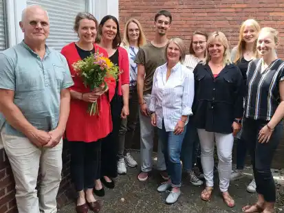 Von den Teams aus Emden und Leer freudig begr&uuml;&szlig;t: die neue Leiterin der Beratungsstellen in Emden und Leer, Annika Jakobmeier (2. von links). Rechts neben ihr: Superintendentin Christa Olearius.