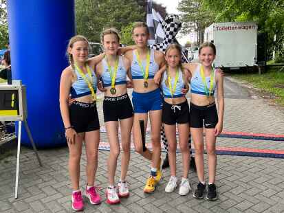 Diese jungen Leichtathletinnen des TuS Zetel haben in Wiesmoor bewiesen, dass sie auch im Team gut zusammen laufen k&ouml;nnen.