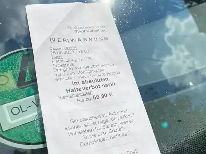 Nicht echt: So ein &bdquo;Strafzettel&ldquo; steckte hinter zahlreichen Scheibenwischern im Oldenburger Stadtgebiet.