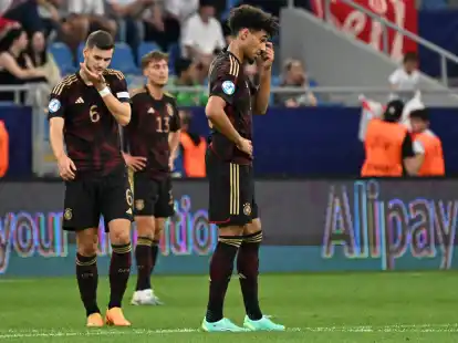 Nach dem Treffer der Engl&auml;nder zum 0:2 steht der deutschen Mannschaft die Ratlosigkeit ins Gesicht geschrieben.