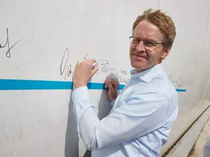 Schleswig-Holsteins Ministerpr&auml;sident Daniel G&uuml;nther (CDU) sang auf der B&uuml;hne im vollen Bayernzelt auf der Kieler Woche den sexistischen Partyhit &laquo;Layla&raquo; mit.