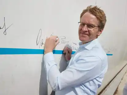 Schleswig-Holsteins Ministerpr&auml;sident Daniel G&uuml;nther (CDU) sang auf der B&uuml;hne im vollen Bayernzelt auf der Kieler Woche den sexistischen Partyhit &laquo;Layla&raquo; mit.