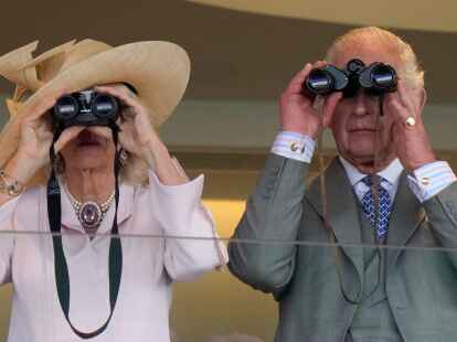 K&ouml;nigin Camilla und K&ouml;nig Charles III. bei einem&nbsp;Pferderennen in Ascot.