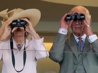 K&ouml;nigin Camilla und K&ouml;nig Charles III. bei einem&nbsp;Pferderennen in Ascot.