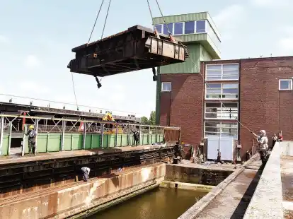Spezialisten &uuml;berholen im Auftrag der Hafenmanagementgesellschaft Bremenports das Binnenhaupt der Bremerhavener Nordschleuse. In dieser Zeit m&uuml;ssen ein- und auslaufende Schiffe auf die Kaiserschleuse ausweichen.