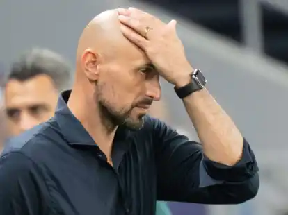 Deutschlands Trainer Antonio Di Salvo wischt sich &uuml;ber die Stirn als er am Spielfeldrand steht.