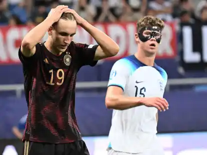 Nelson Weiper (l) war nach dem EM-Aus der U21-Auswahl restlos bedient.