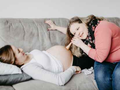 Nathalie Nelle (rechts) ist Hebamme und arbeitet bei der Hebammenzentrale f&uuml;r den Landkreis Oldenburg und Delmenhorst. Sie liebt ihren Beruf, doch die Arbeitsumst&auml;nde sind f&uuml;r sie alarmierend.