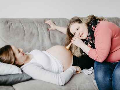 Nathalie Nelle (rechts) ist Hebamme und arbeitet bei der Hebammenzentrale f&uuml;r den Landkreis Oldenburg und Delmenhorst. Sie liebt ihren Beruf, doch die Arbeitsumst&auml;nde sind f&uuml;r sie alarmierend.