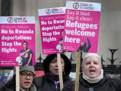&laquo;Stand Up To Racism&raquo;-Aktivisten mit Plakaten vor dem High Court in London (Archivbild).