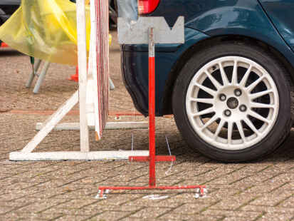 Beim Geschicklichkeitsturnier des MSC Rodenkirchen auf dem kleinen  Marktplatz ist Millimeterarbeit gefragt: Hier geht es darum, m&ouml;glichst nah an ein Gatter zu fahren, ohne es zu ber&uuml;hren.