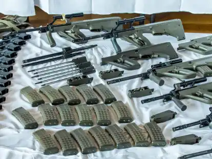 Dieses vom Bundesministerium f&uuml;r Inneres in &Ouml;sterreich zur Verf&uuml;gung gestellte Foto zeigt von den Sicherheitsbeh&ouml;rden sichergestellte Waffen und Munition.