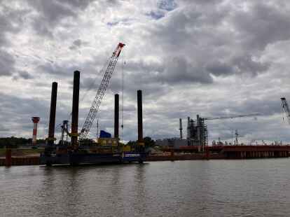 Blick auf die Baustelle f&uuml;r das neue LNG-Terminal in Stade. Allein die Kaimauer soll 650 Meter lang werden.