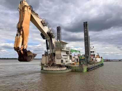 Ein Schwimmbagger h&auml;lt die Fahrrinne der Elbe bei Stade frei.