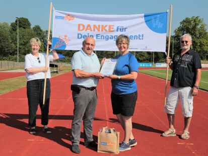 Ehrung auf der Laufbahn: (von link)  Andrea Anders, Heinz Block, Birgit Otten und Hartmuth Sager.