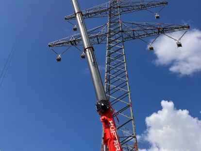 Ein Kran der Wildeshauser Firma H&uuml;ffermann steht an der Baustelle von Tennet in Dollern (Kreis Stade).