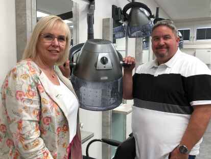 Wollen auf Probleme bei der R&uuml;ckzahlung von Corona-Hilfen aufmerksam machen: Sigrid Meyer-Seeger und Oliver Bremer von der Friseurinnung Oldenburg