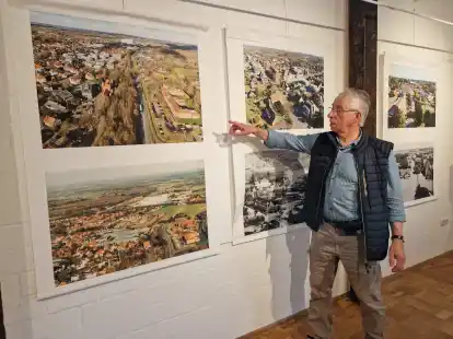 Hartmut Ahlers zeigt seine Aufnahmen: Im oberen Bild ist rechts das Westersteder Finanzamt zu sehen und daneben die Ammerlandallee. Schaut man auf das untere Bild, sieht man, dass die Stra&szlig;e dort noch nach dem Finanzamt und Kreishaus endete.