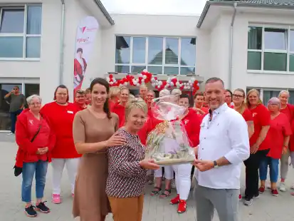 Freude &uuml;ber die Fertigstellung und den bevorstehenden Erstbezug ihrer Seniorenwohngemeinschaften an der Dollstra&szlig;e: Die Geschwister Jana Dumke-Waldschmidt und Nikolai Dumke mit ihrer Mutter Erika Dumke und Mitarbeiterinnen.