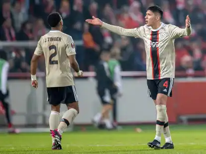 Ajax-Profi Edson &Aacute;lvarez (r) wird wohl nicht zum BVB wechseln.