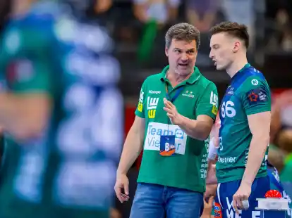 Markus Baur (l), Trainer von Frisch Auf G&ouml;ppingen, im Gespr&auml;ch mit Jaka Malus.