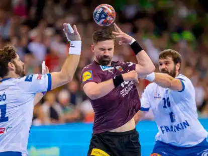 Der Berliner Fabian Wiede (M) versucht sich gegen Oriol Rey Morales (r) und Joan Amigo Boada (l) der BM Granollers durchzusetzen.