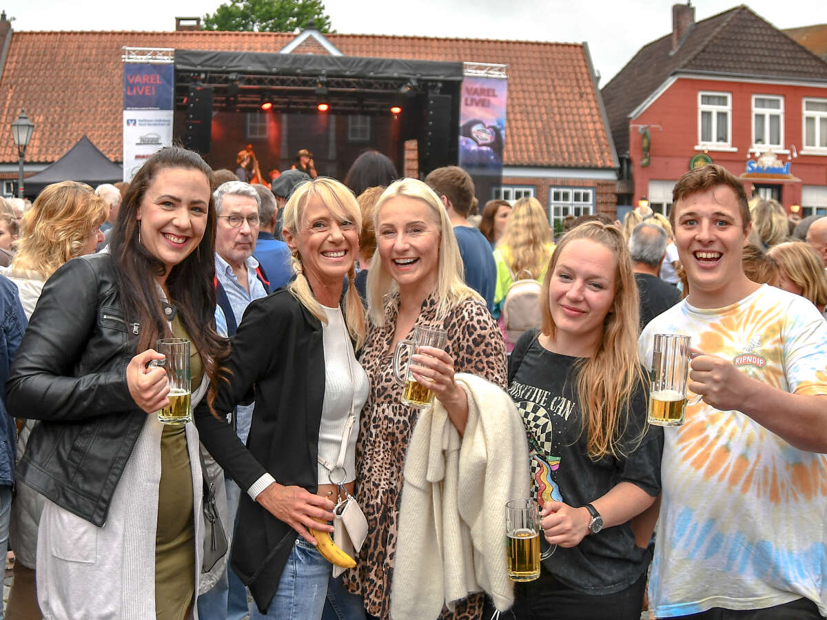 Varel live Musik und Tanz auf Neumarktplatz lockt Besucher an