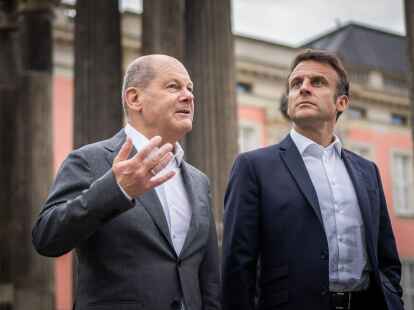 Bundeskanzler Olaf Scholz (l.), der sonst f&uuml;r Emmanuel Macron der wichtigste Gespr&auml;chspartner in Berlin ist, hat diesmal nur eine Nebenrolle.
