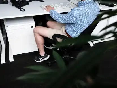 Der Arbeitsplatz ist keine Wandergegend, keine Segeljacht und auch nicht der heimische Garten: Kurze Hosen geh&ouml;ren nicht ins B&uuml;ro (Symbolbild)