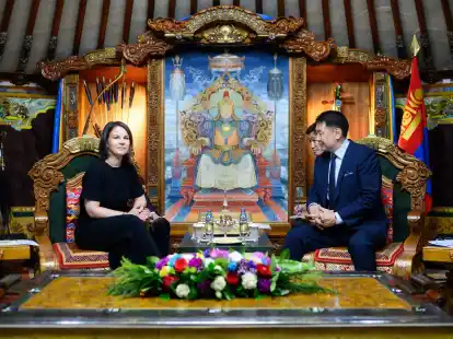 Annalena Baerbock (l.) im Gespr&auml;ch mit Ukhnaa Khurelsukh, dem Staatspr&auml;sidenten der Mongolei.