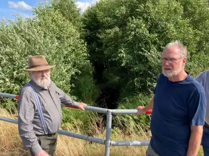 G&uuml;nter Br&uuml;ning (links) und Claus Oetje freuen sich &uuml;ber die gelungene Renaturierung der Ofener B&auml;ke .