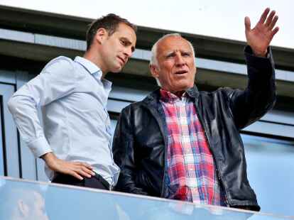 Der mittlerweile verstorbene Red-Bull-Gr&uuml;nder Dietrich Mateschitz (r) und Oliver Mintzlaff.